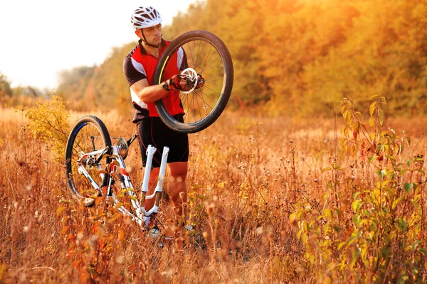 Fahrradreparatur. Junger Mann repariert Mountainbike — Stockfoto