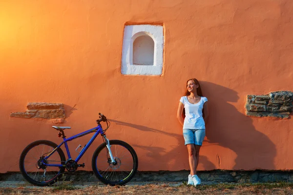 Adolescente e bicicleta na cidade — Fotografia de Stock