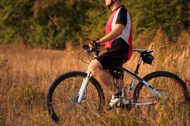 Genç adam ormanda Bisiklete binme