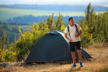 Mutlu genç adam backpacker yaz dağlarda