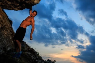 Ücretsiz dağcı cliff üzerinde tutan