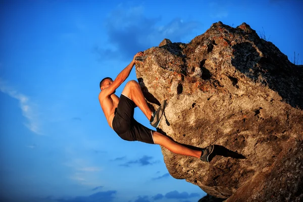 Ücretsiz dağcı cliff üzerinde tutan