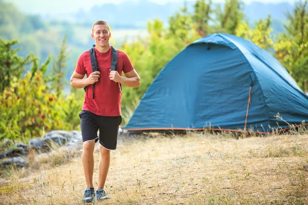 Glad ung man backpacker i en sommar berg — Stockfoto