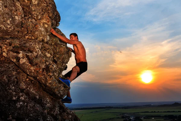 Gratis klimmer houden op de klif — Stockfoto