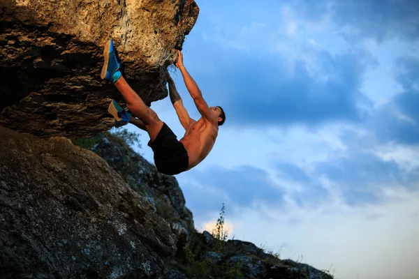 Ücretsiz dağcı cliff üzerinde tutan — Stok fotoğraf