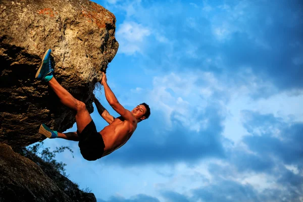 Escalade libre tenant sur la falaise — Photo