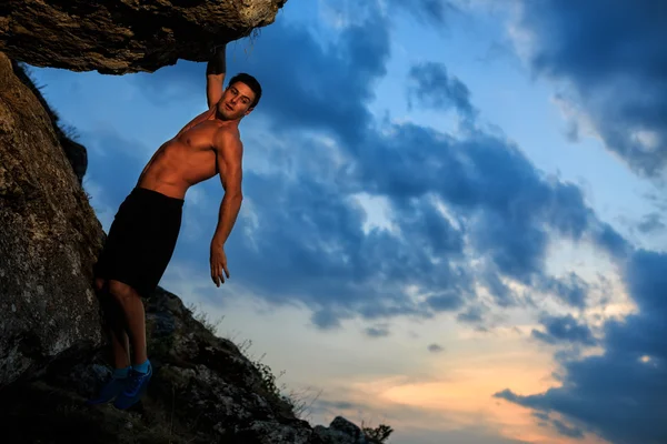 Freikletterer hält sich an der Klippe fest — Stockfoto