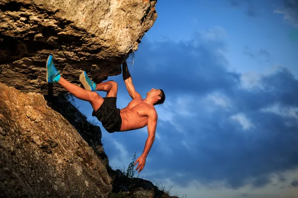 Escalade libre tenant sur la falaise — Photo