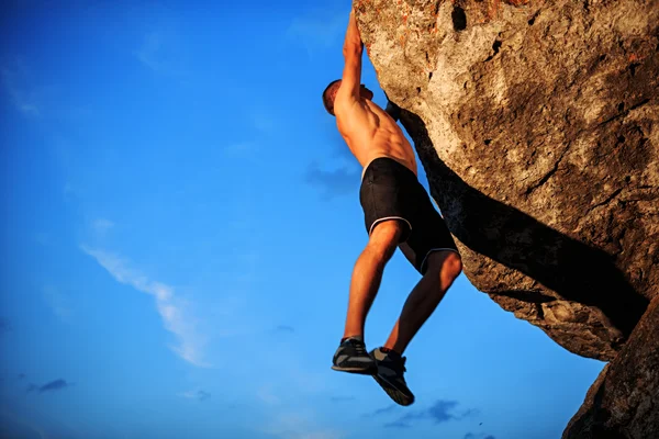 Escalade libre tenant sur la falaise — Photo