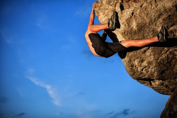 Ücretsiz dağcı cliff üzerinde tutan — Stok fotoğraf