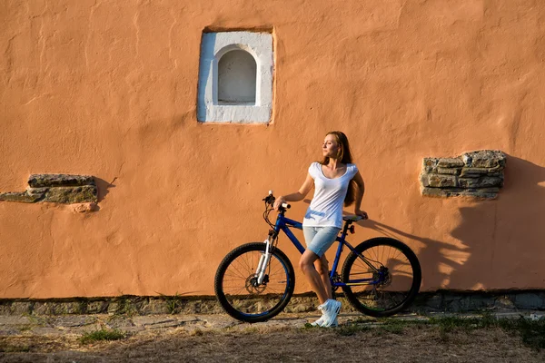 Urban cykling - kvinna ridning cykel i stadsparken — Stockfoto