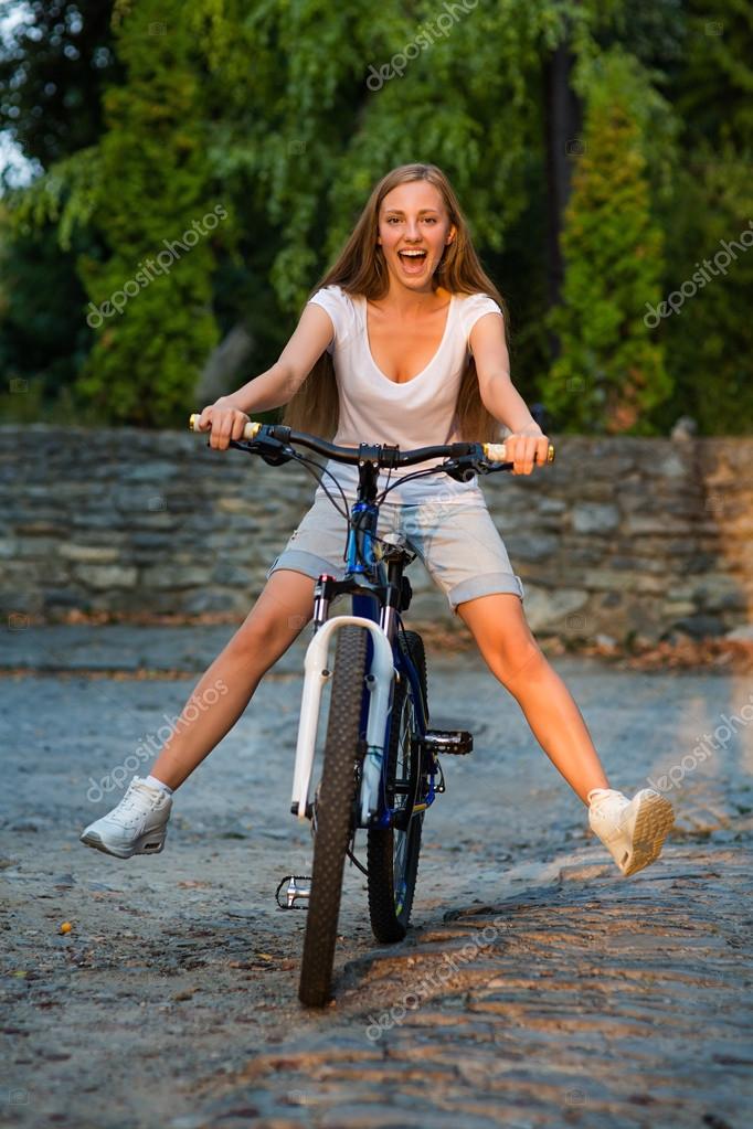 Stadtradeln Frau mit dem Fahrrad im Stadtpark