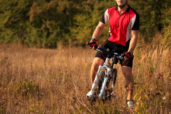 Motociclista sulla strada forestale equitazione all'aperto — Foto Stock