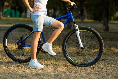 Şehir Parkı bisiklet ile genç kız