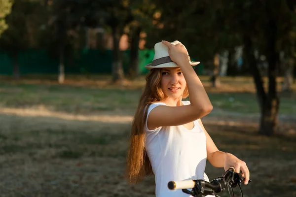 Девочка-подросток с велосипедом в городском парке — стоковое фото