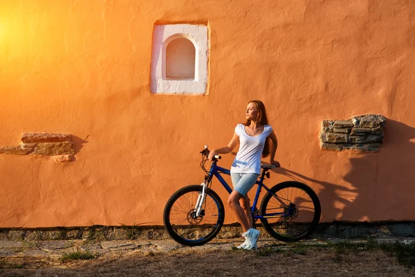 Tonårsflicka med cykel i stadsparken — Stockfoto