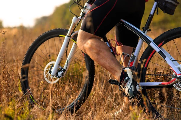 Cyklist man ben ridning mountainbike på utomhus trail — Stockfoto