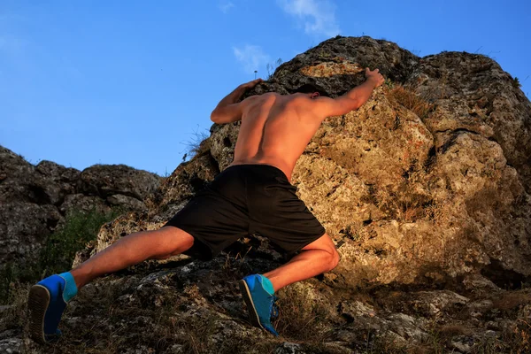 Jonge man klimmen de bergrug — Stockfoto