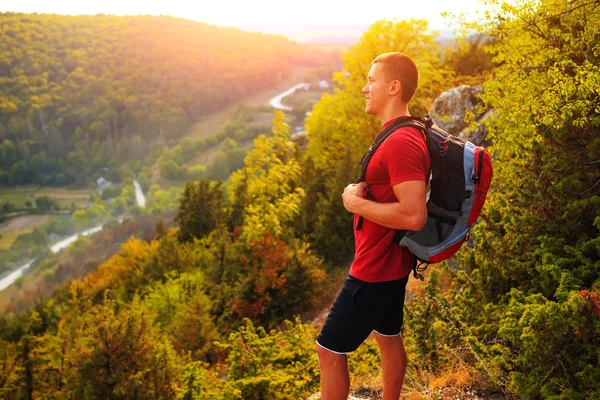 Männer laufen mit Rucksack den Hügel entlang — Stockfoto