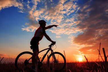 dağ bisikletçinin siluet Sunrise