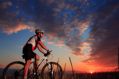 Bisiklet açık batımında adamla
