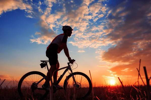 Mountain biker sylwetka w sunrise — Zdjęcie stockowe