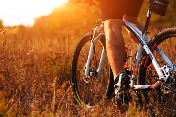 Ciclista hombre piernas equitación montaña bicicleta al aire libre — Foto de Stock