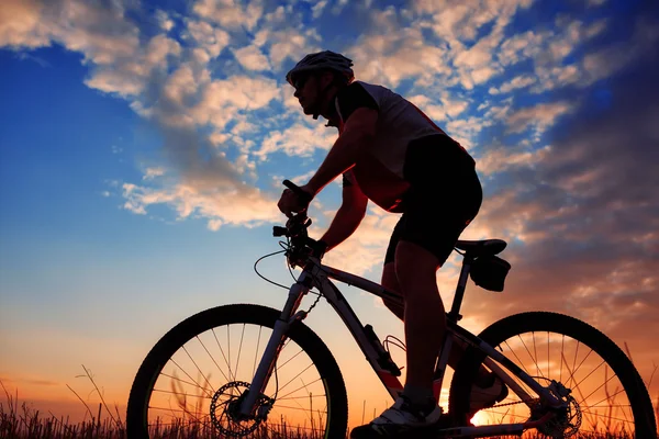 Mountain biker sziluettje napkelte — Stock Fotó