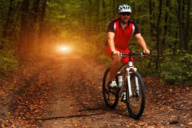 eylem freestyle dağ bisikleti oturumunda binici