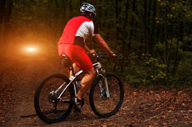 eylem freestyle dağ bisikleti oturumunda binici