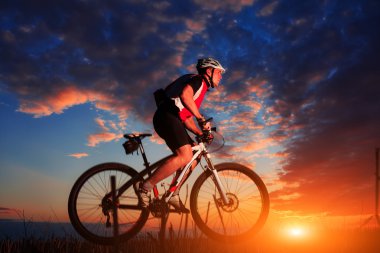 eylem freestyle dağ bisikleti oturumunda binici