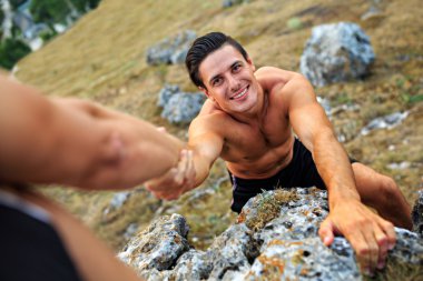 Tepede doğa yürüyüşü sırasında arkadaşına yardım uzun yürüyüşe çıkan kimse