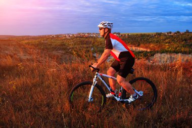 bisikletçi sürme dağ bisikleti akşam izinde.
