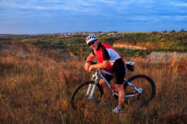 Bisikletçi çayır izinde