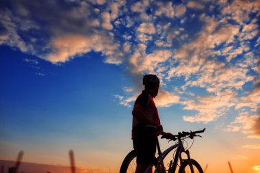 Adam bisikletçi bisiklet Günbatımı ile