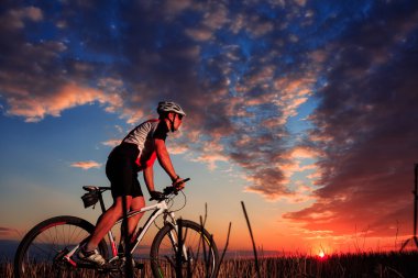 Adam bisikletçi bisiklet Günbatımı ile