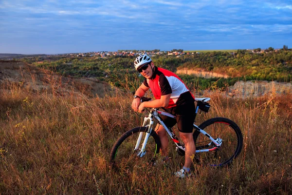 Cyclist on the Meadow Trail — Stock Photo, Image