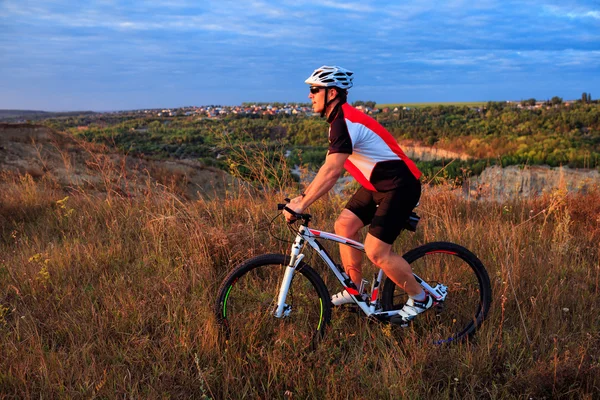 Cyclist on the Meadow Trail — Stock Photo, Image