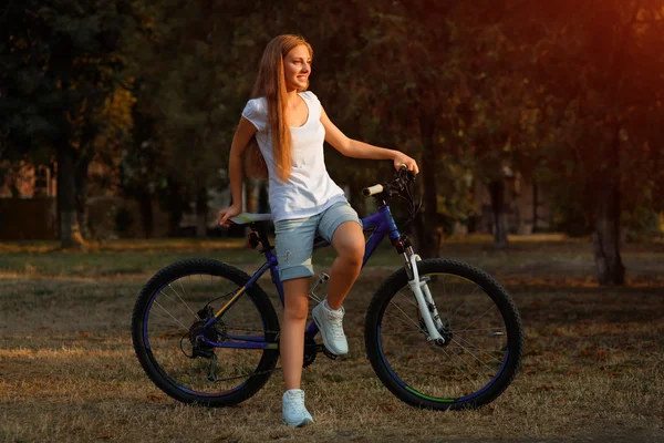 Adolescente e bicicleta na cidade — Fotografia de Stock