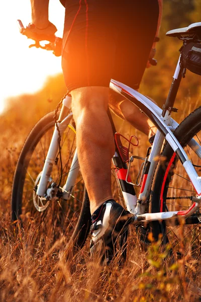 Ciclista montar en bicicleta de montaña en el camino rocoso — Foto de Stock