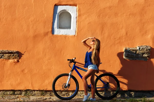 Ung blond snygg kvinna poserar med cykel — Stockfoto