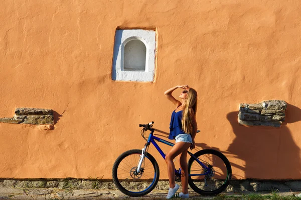 Hipster całkiem Młoda blondynka pozowanie z rower sport — Zdjęcie stockowe