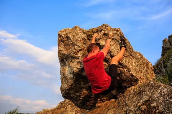 Joven trepando en una pared —  Fotos de Stock