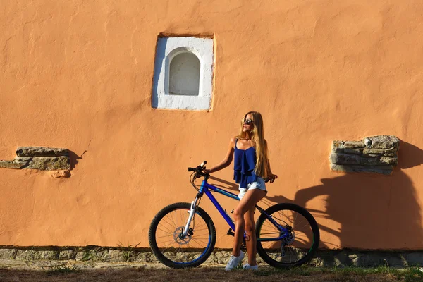 Ganska ung hipster blond flicka poserar med sport cykel — Stockfoto