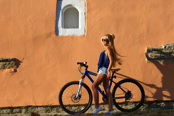 Ganska ung hipster blond flicka poserar med sport cykel — Stockfoto