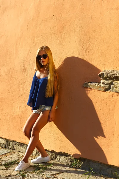 Moda mujer joven con piernas largas en ropa de verano — Foto de Stock