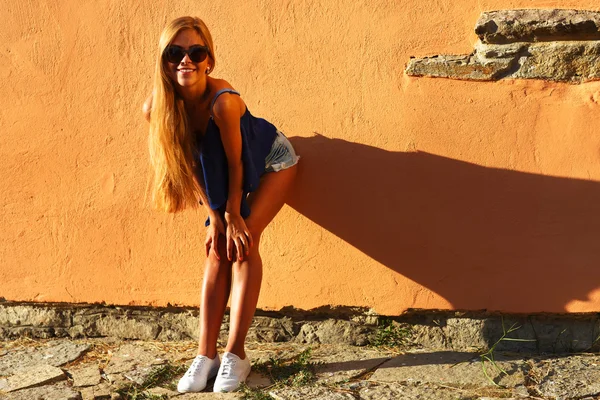 Moda mujer joven con piernas largas en ropa de verano — Foto de Stock