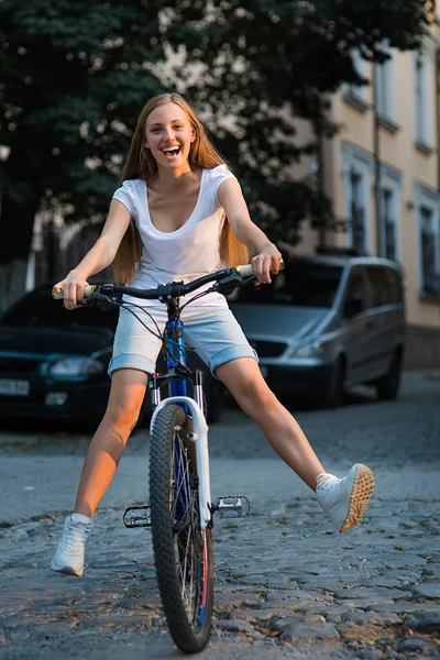 도시 공원에서 자전거와 함께 10 대 소녀 — 스톡 사진
