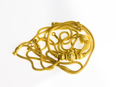 Beyaz zemin üzerine altın