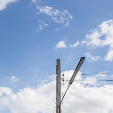 Ahşap elektrik direğine gökyüzü